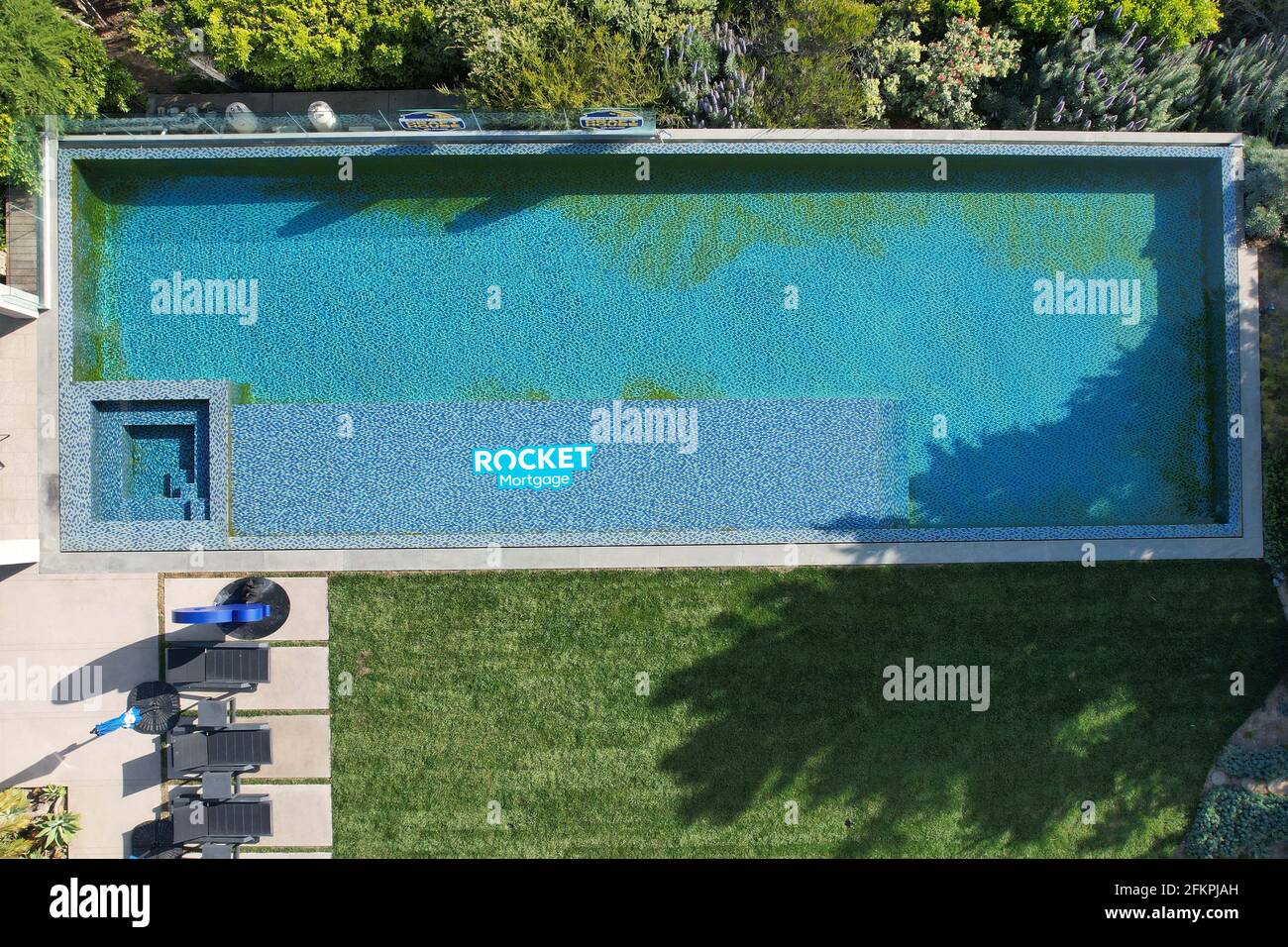 Eine Luftaufnahme des 'Zero-Edge-Infinitypools und -Spas im Los Angeles Rams Draft House in der Ellice St 11902, Sonntag, 2. Mai 2021, in Malibu, Kalif. Stockfoto