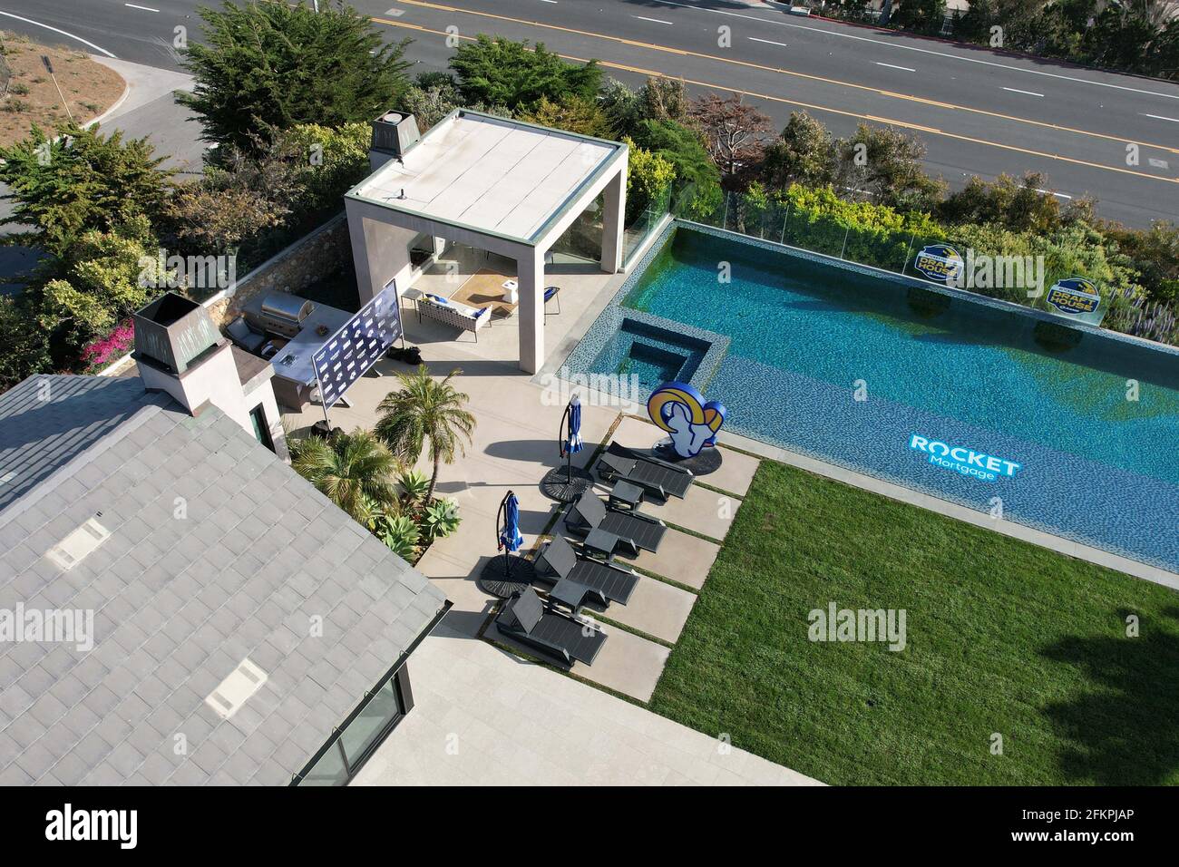 Eine Luftaufnahme des 'Zero-Edge-Infinitypools und -Spas im Los Angeles Rams Draft House in der Ellice St 11902, Sonntag, 2. Mai 2021, in Malibu, Kalif. Stockfoto