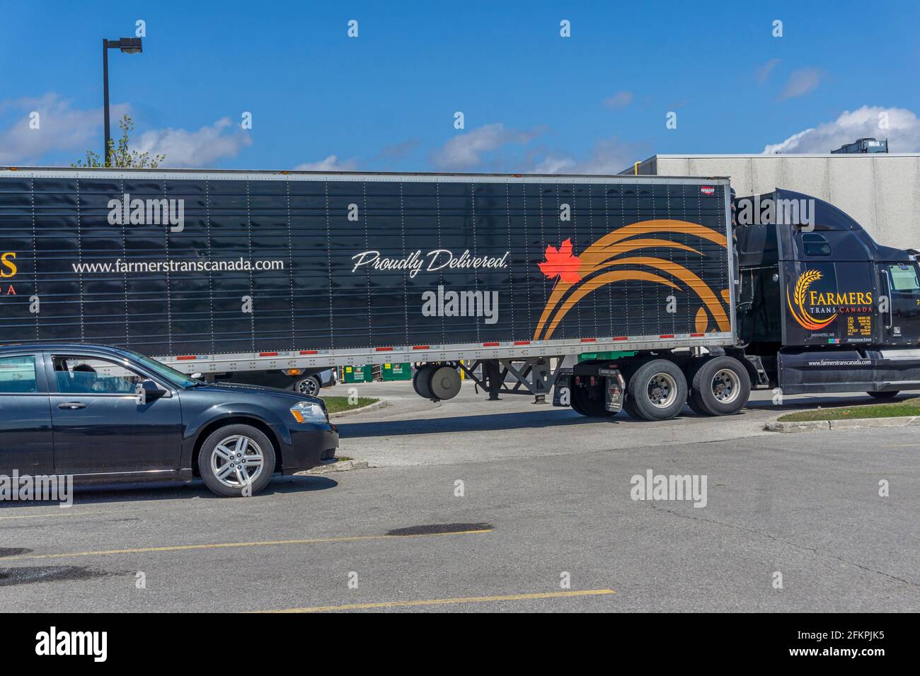 Toronto, Kanada, April 2021 - Farmers Trans Canada Transport Company bietet Transport- und Logistikdienstleistungen für den Versand in ganz Nordamerika Stockfoto