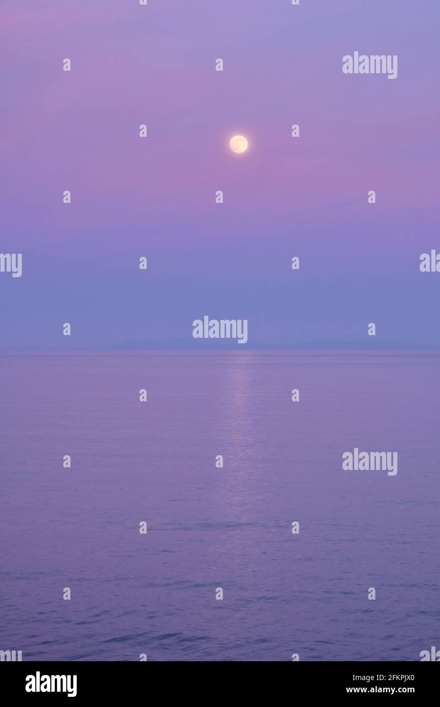 Mondschein über der Gower Peninsula, von der Wiseman's Bridge, Pembrokeshire, Wales aus gesehen Stockfoto