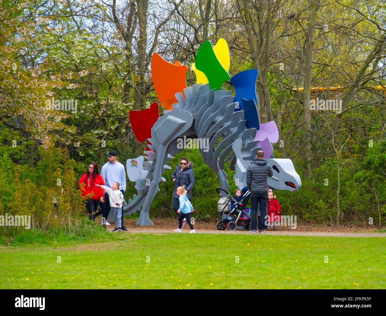 Familiengruppen mit Kindern aus dem großen Stahl Modelle von Dinosauriern im Teesaurus Park eine 10 Hektar große Freizeitanlage Bereich in Middlesbrough North Yo Stockfoto