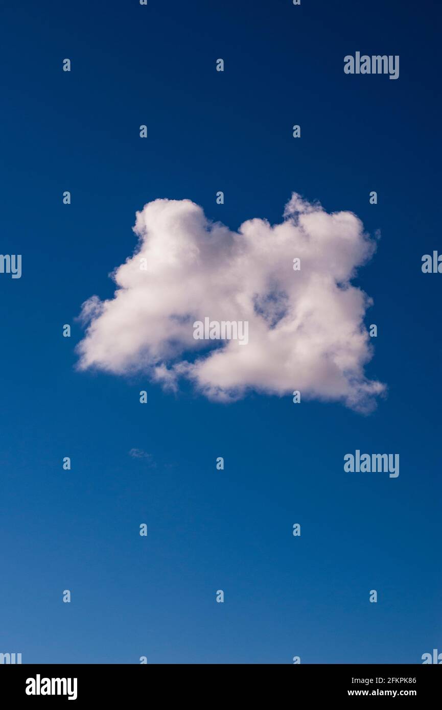 Cumulus Wolke in blauem Himmel mit einem Herzschlag in der Seite der Wolke. Stockfoto