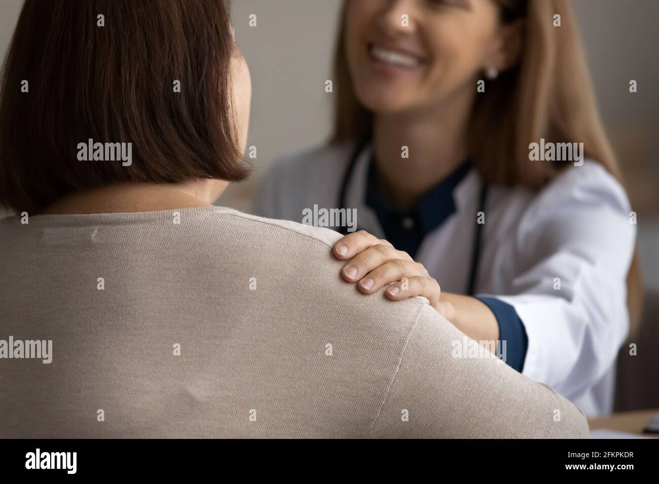 Nahaufnahme der Krankenschwester tröstet die ältere Patientin Stockfoto