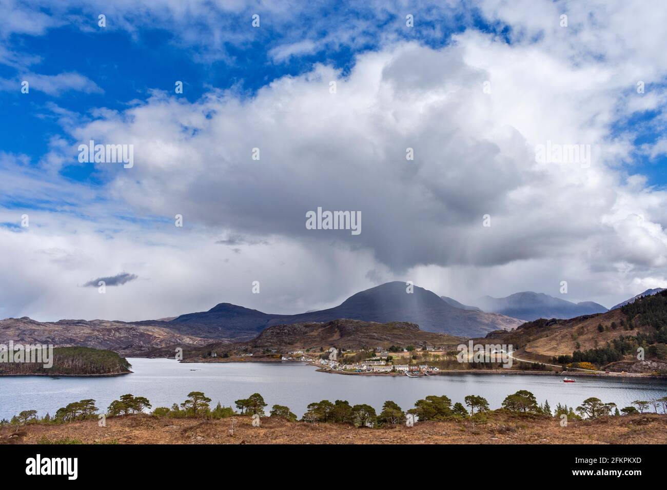 SHIELDAIG WESTER ROSS HIGHLANDS SCHOTTLAND BLICK ÜBER LOCH SHIELDAIG DAS DORF HÄUSER UND VON BÄUMEN BEDECKTE INSEL Stockfoto