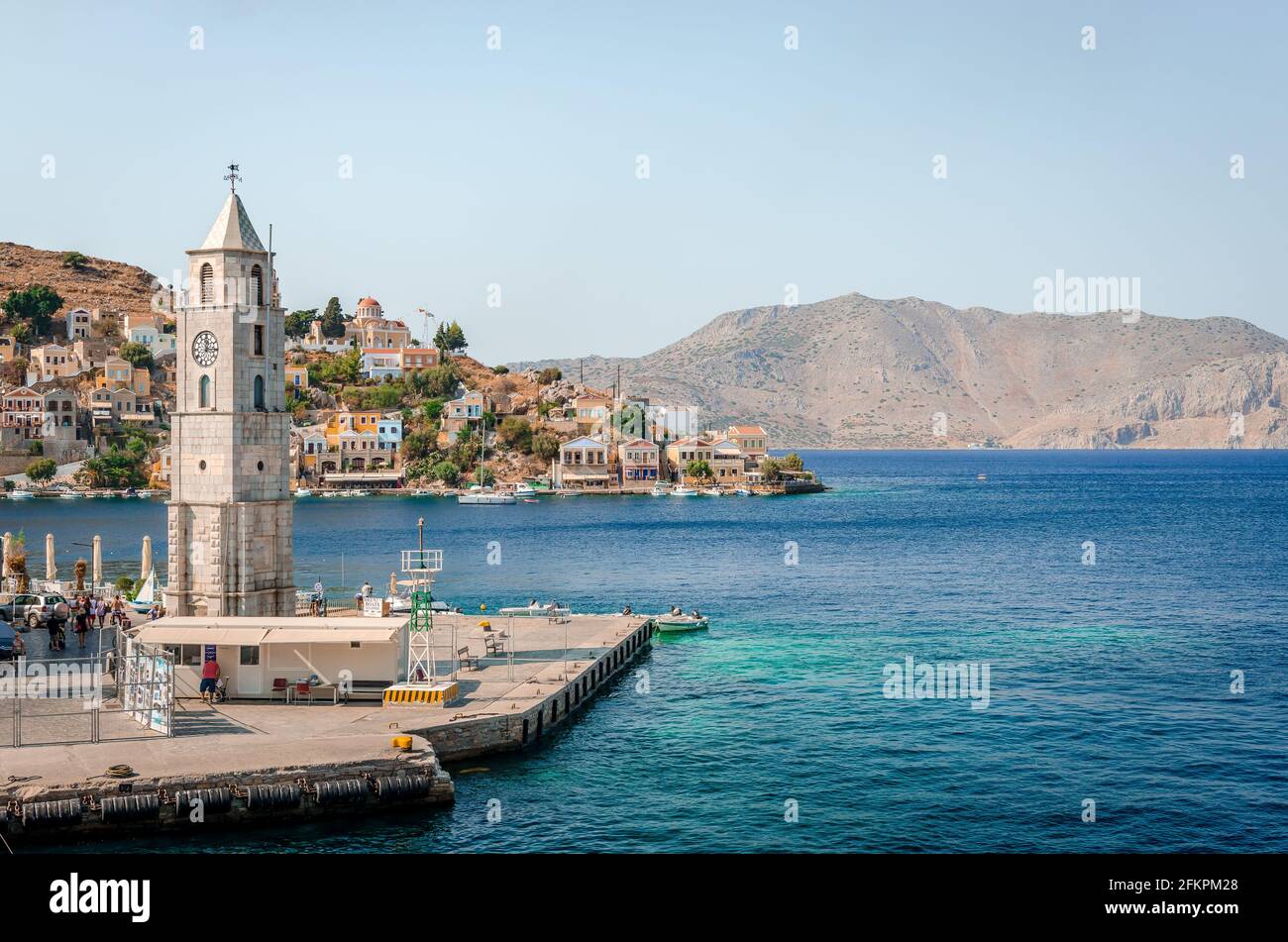 Der Uhrenturm und der Eingang zum Hafen von Symi, einer winzigen Insel der Dodekanes, in Griechenland. Stockfoto