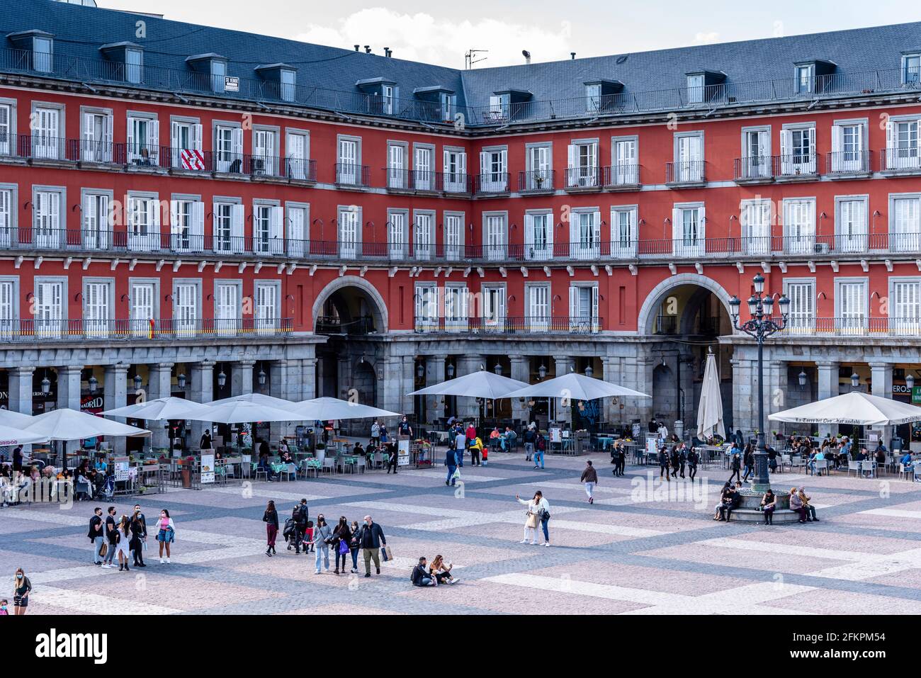 Landschaftlich reizvoll auf dem Plaza Mayor in Madrid, Spanien. Ansicht während der Einschränkungen für die Coronavirus-Covid-19-Pandemie. Sonniger Tag mit blauem Himmel Stockfoto