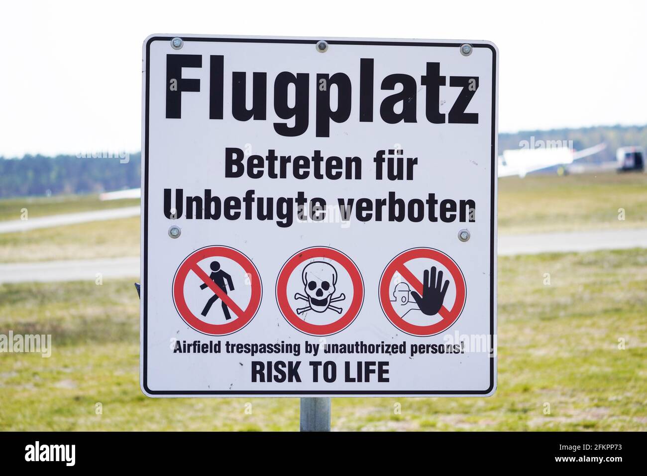 Verbotsschild am Flugplatz in deutscher Sprache. Zutritt für unbefugte Personen verboten. Warnschilder. Stockfoto