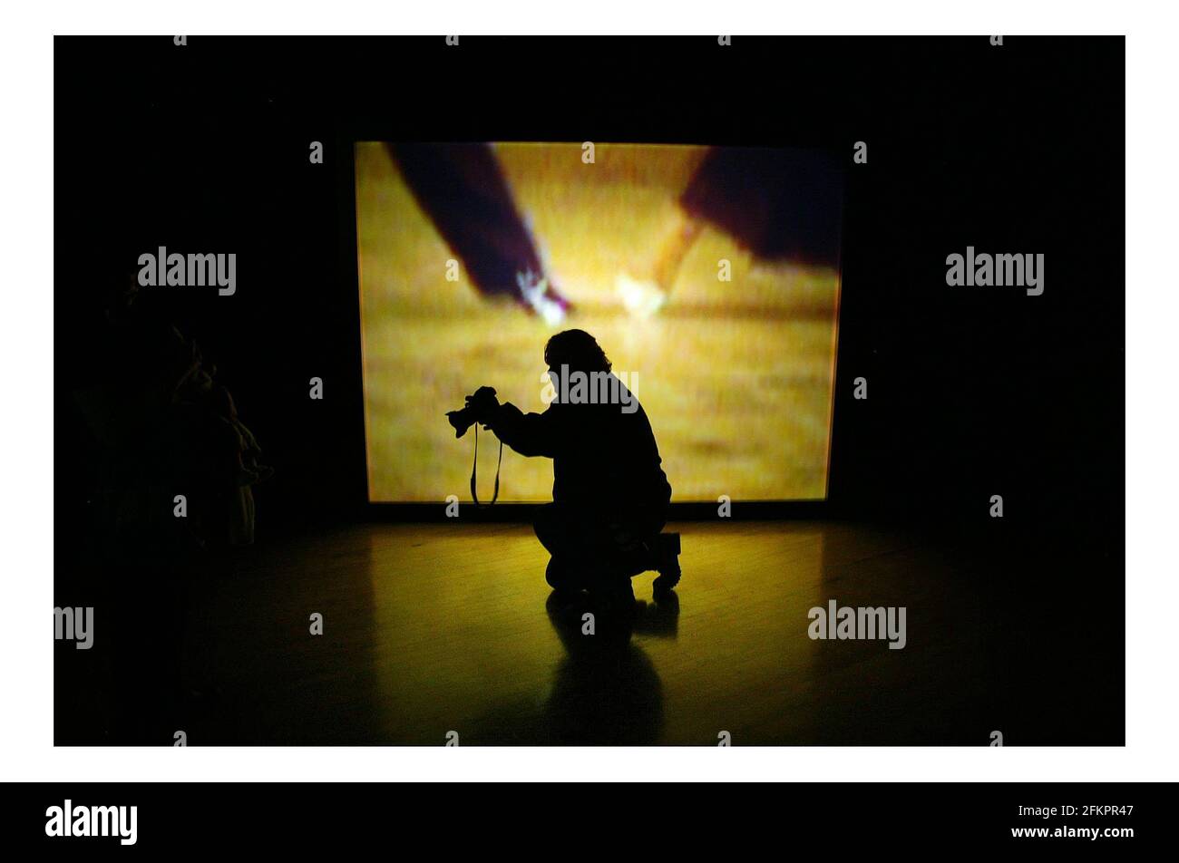 Turner Prize 2005 Ausstellung - Presseinformation. Die Show ist vom 18. Oktober bis zum 22. Januar für die Öffentlichkeit zugänglich. Der Gewinner wird am 5. Dezember bekannt gegeben. Künstler Darren Almond.....eine Videoinstallation mit vier Bildschirmen 'If I had You' pic David Sandison 17/10/2005 Stockfoto