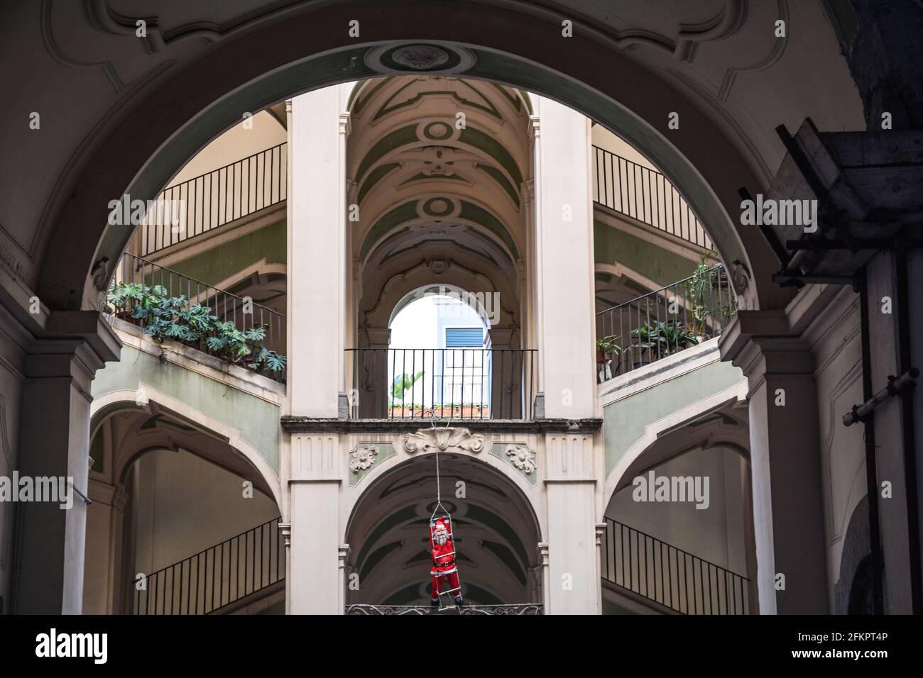 Bögen und Treppen im Innenhof eines Palastes in Neapel Stockfoto