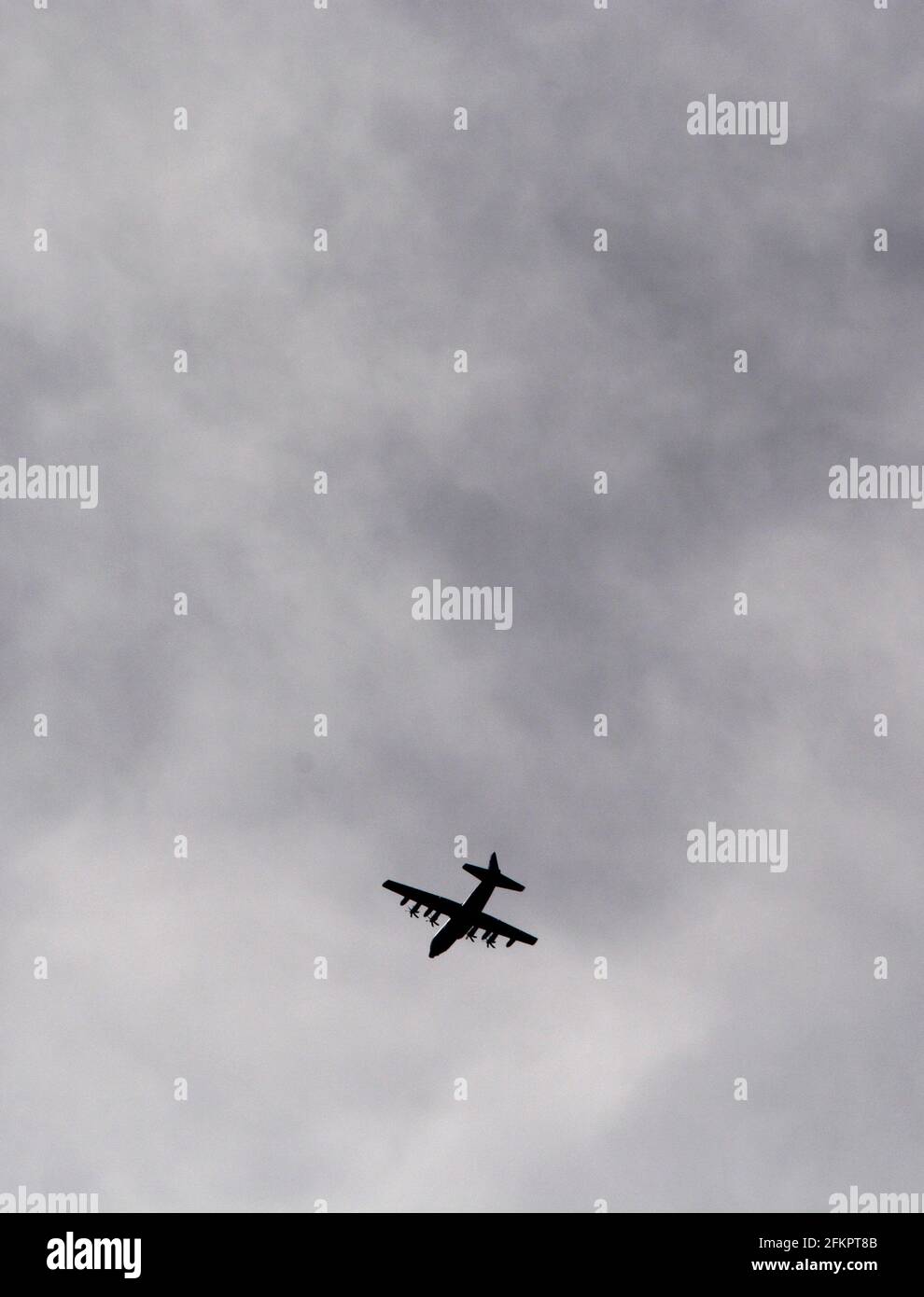 Ein Frachtflugzeug der Herkules Air Force der Lockheed C-130 des US-Militärs nähert sich seinem Ziel auf dem Luftwaffenstützpunkt Kirkland in Albuquerque, NM. Stockfoto