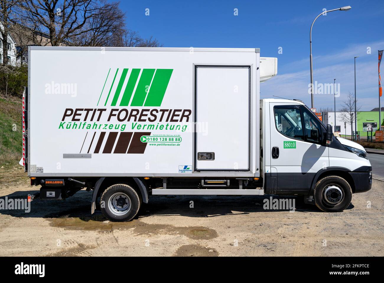 Petit Forestier Iveco Daily van. Petit Forestier ist der europäische Marktführer im Bereich der Vermietung von Kühlfahrzeugen und Containern. Stockfoto