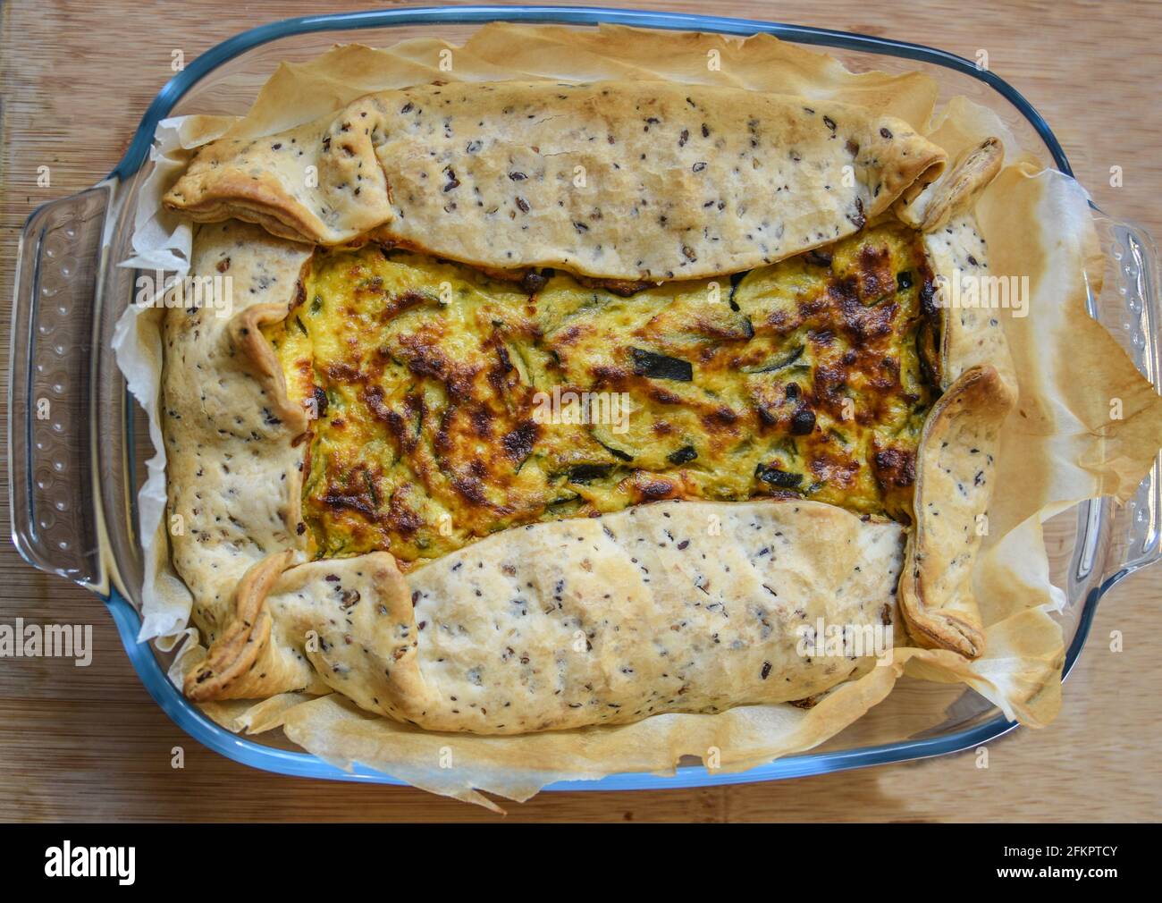 Pikanter Kuchen mit Zucchini und Ricotta-Käse Stockfoto