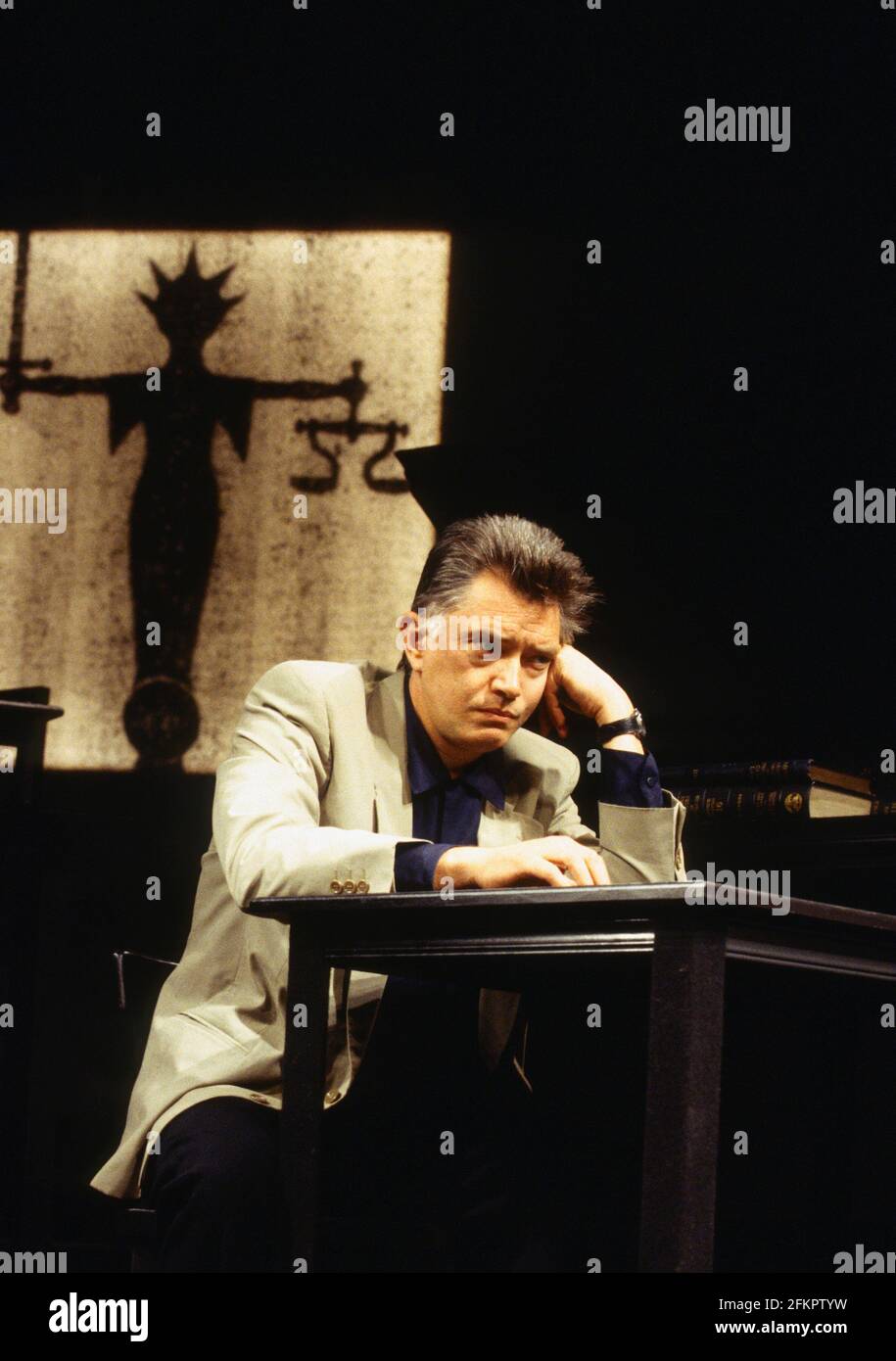 Martin Shaw (James Highwood) in ROUGH JUSTICE von Terence Frisby im Apollo Theatre, London W1 05/05/1994 Design: Michael holt Regie: Robin Herford Stockfoto