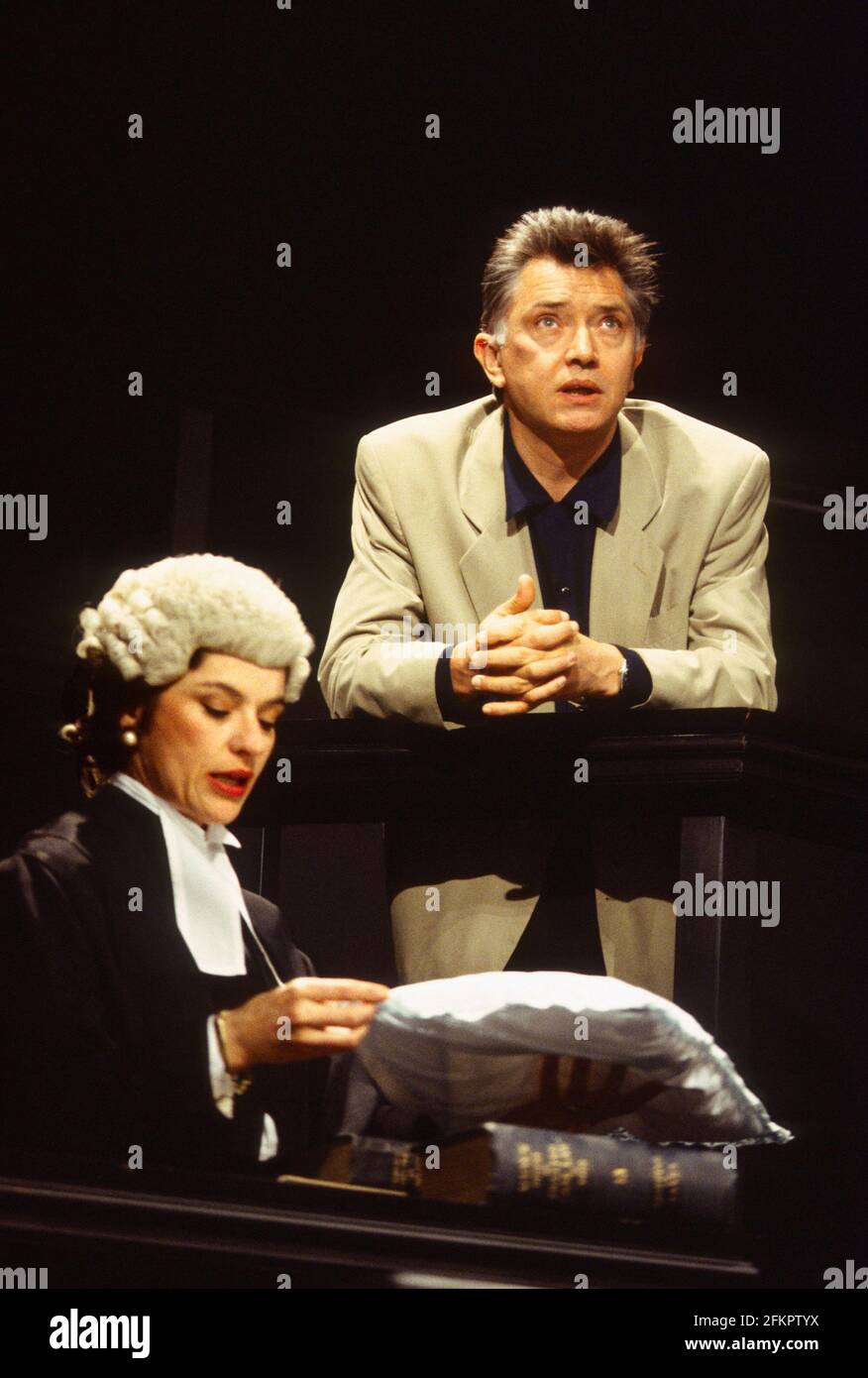 Diana Quick (Margaret Casely, QC), Martin Shaw (James Highwood) in ROUGH JUSTICE von Terence Frisby im Apollo Theatre, London W1 05/05/1994 Design: Michael holt Regie: Robin Herford Stockfoto