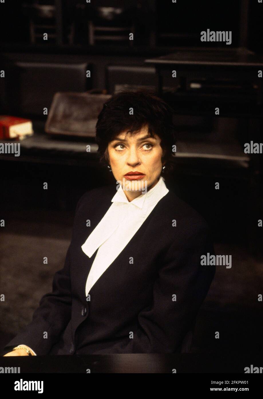 Diana Quick (Margaret Casely, QC) in ROUGH JUSTICE von Terence Frisby im Apollo Theatre, London W1 05/05/1994 Design: Michael holt Regie: Robin Herford Stockfoto