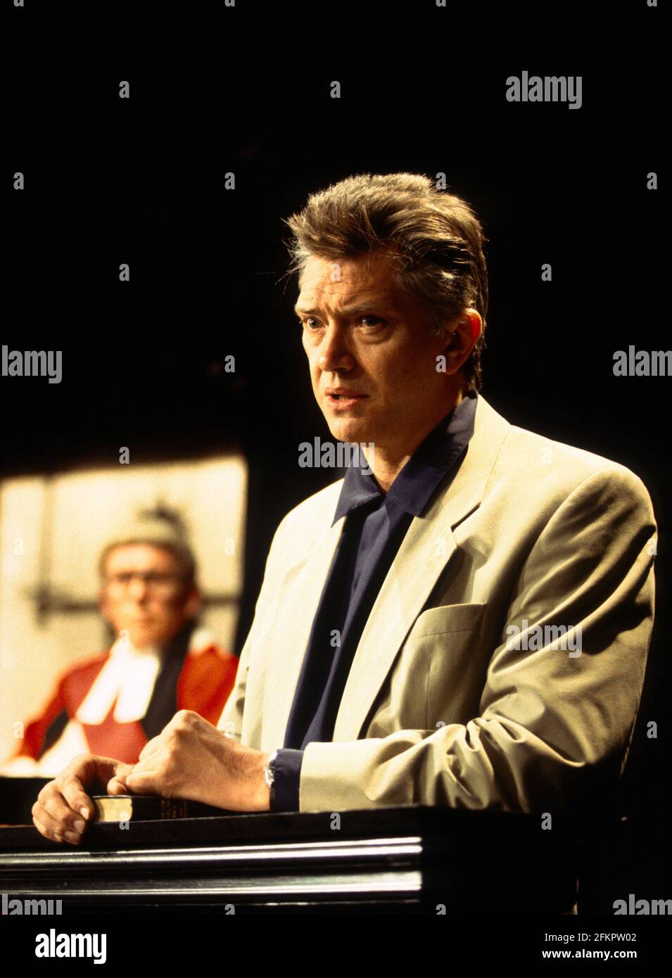 Alan Dobie (Richter), Martin Shaw (James Highwood) in ROUGH JUSTICE von Terence Frisby im Apollo Theatre, London W1 05/05/1994 Design: Michael holt Regie: Robin Herford Stockfoto