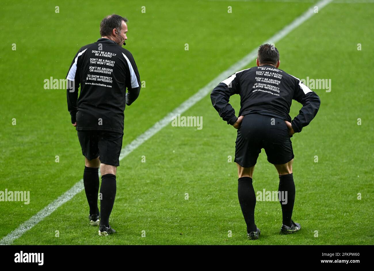 Schiedsrichter Paul Tierney (links) und seine Assistenten tragen ein T-Shirt, das während des Warm-Up vor dem Premier League-Spiel in den Hawthorns, West Bromwich, nicht über die Linie geht, sondern sich zurückhält. Ausgabedatum: Montag, 3. Mai 2021. Stockfoto