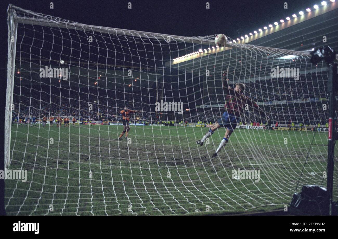 Der Fussballspieler Don Goodman Von Wolverhampton Wanderers Gewinnt Am Strafpunkt Wolverhampton Wanderers Gegen Sheffield Mittwoch Fa Cup Final Replay Bei Molineux Elfmeterschiessen 8 2 95 1 1 Gewann 4 3 Bild Von Sam Bagnall Stockfotografie Alamy