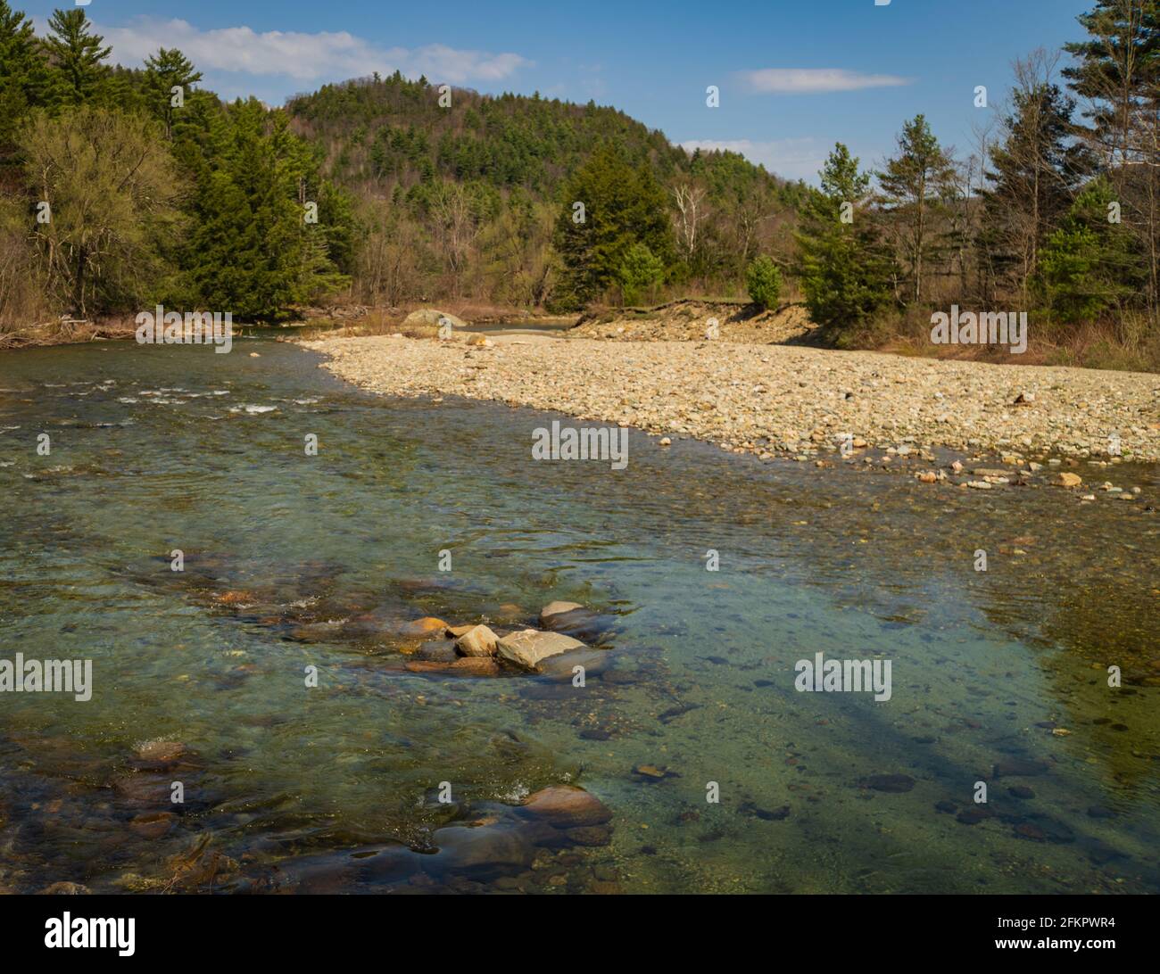 Wasser wirbelt über Felsen auf dem Fluss Stockfoto