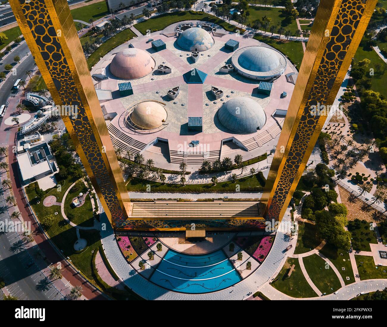 Dubai, Vereinigte Arabische Emirate, 19. April 2021: Dubai Frame Golden ViewPoint Gebäude mit Zabeel Park in der Innenstadt von Dubai Luftaufnahme an einem sonnigen Tag Stockfoto