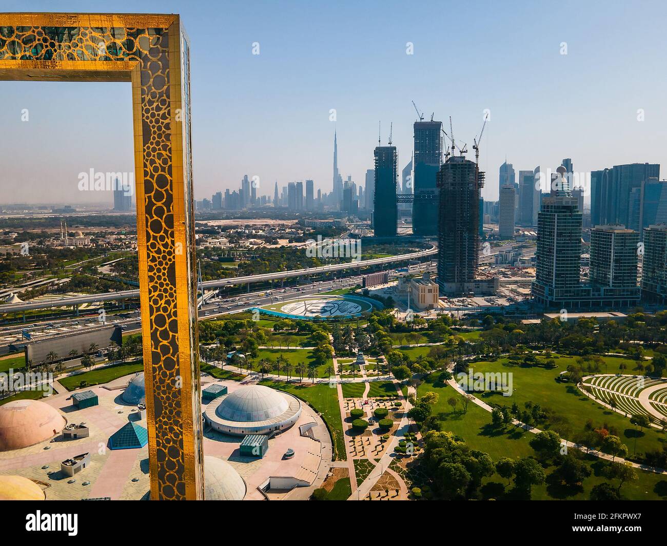 Dubai, Vereinigte Arabische Emirate, 19. April 2021: Skyline von Dubai durch das Rahmengebäude mit dem Zabeel Park und der Skyline von Dubai aus der Luft Stockfoto