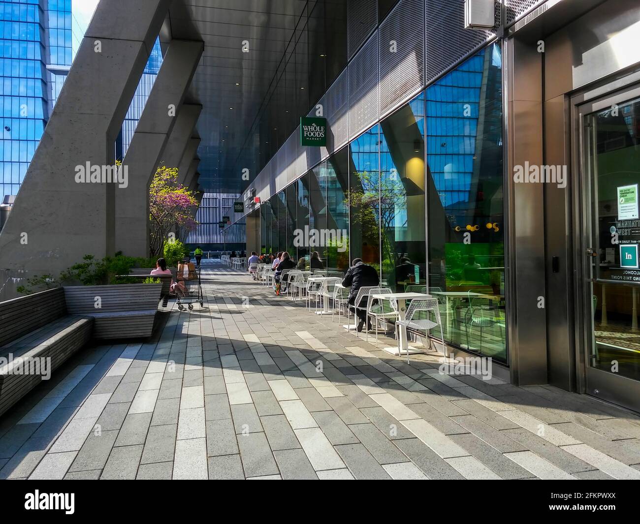 New York, USA. April 2021. Terrasse vor dem Whole Foods Manhattan West im Stadtteil Hudson Yards in New York am Sonntag, den 25. April 2021. (ÂPhoto von Richard B. Levine) Quelle: SIPA USA/Alamy Live News Stockfoto