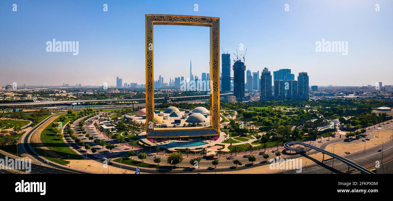 Dubai, Vereinigte Arabische Emirate, 19. April 2021: Skyline von Dubai durch das Rahmengebäude mit dem Zabeel Park und der Skyline von Dubai aus der Luft Stockfoto