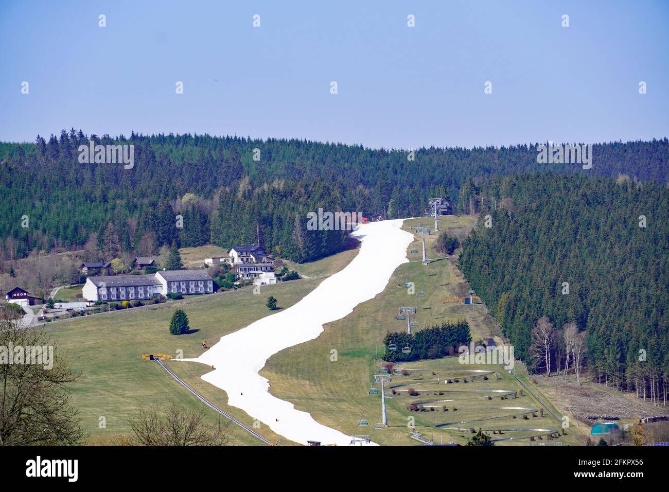 Skigebiet in Willingen, Sauerland. Künstlich angelegte Skipiste im Frühjahr. Wintersportgebiet in Nordrhein-Westfalen, Deutschland. Stockfoto