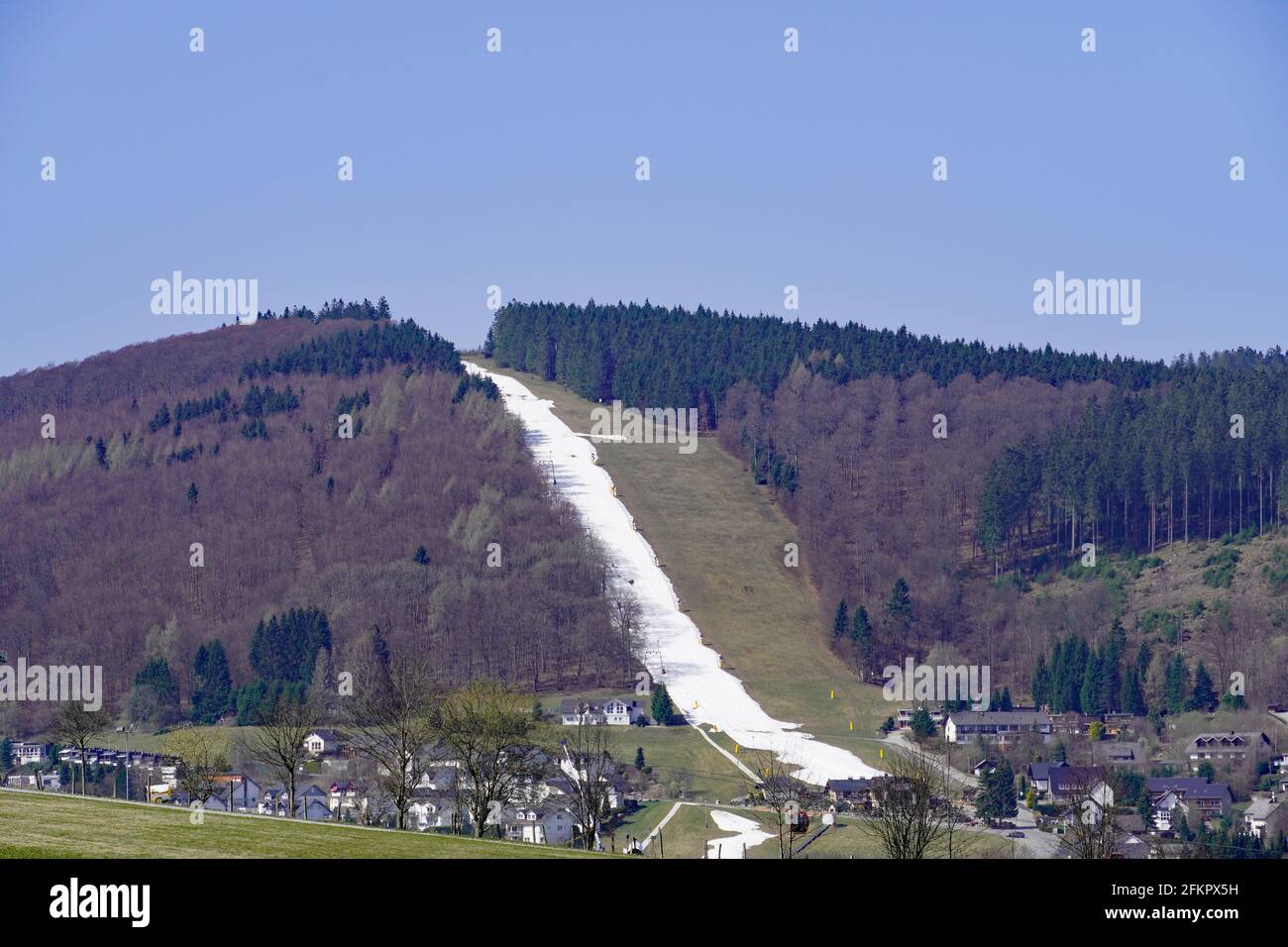Skigebiet in Willingen, Sauerland. Künstlich angelegte Skipiste im Frühjahr. Wintersportgebiet in Nordrhein-Westfalen, Deutschland. Stockfoto