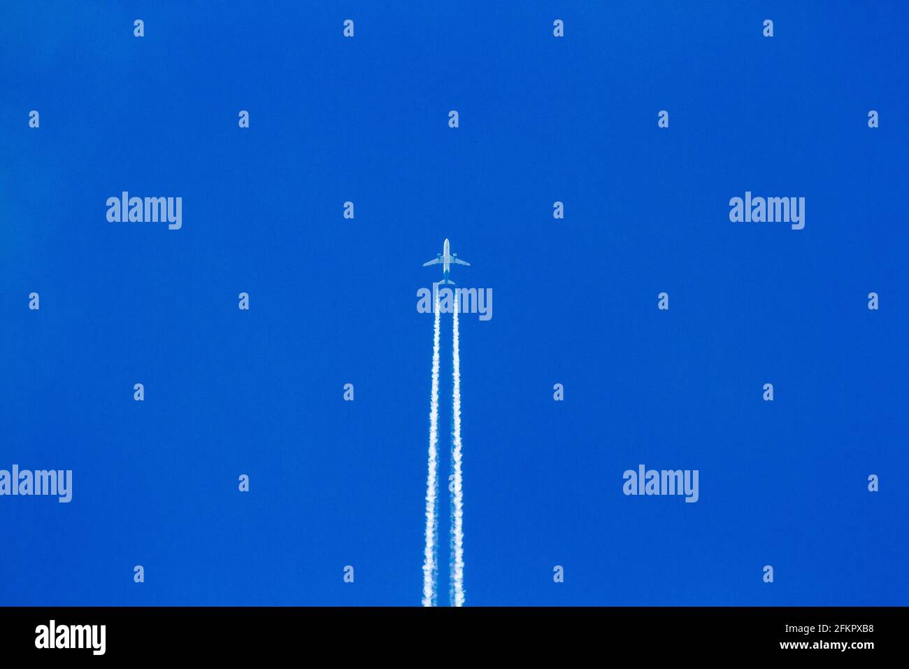 Flugzeug Flugzeug gegen blauen Himmel nimmt mit Dampf Spur Wanderwege Stockfoto