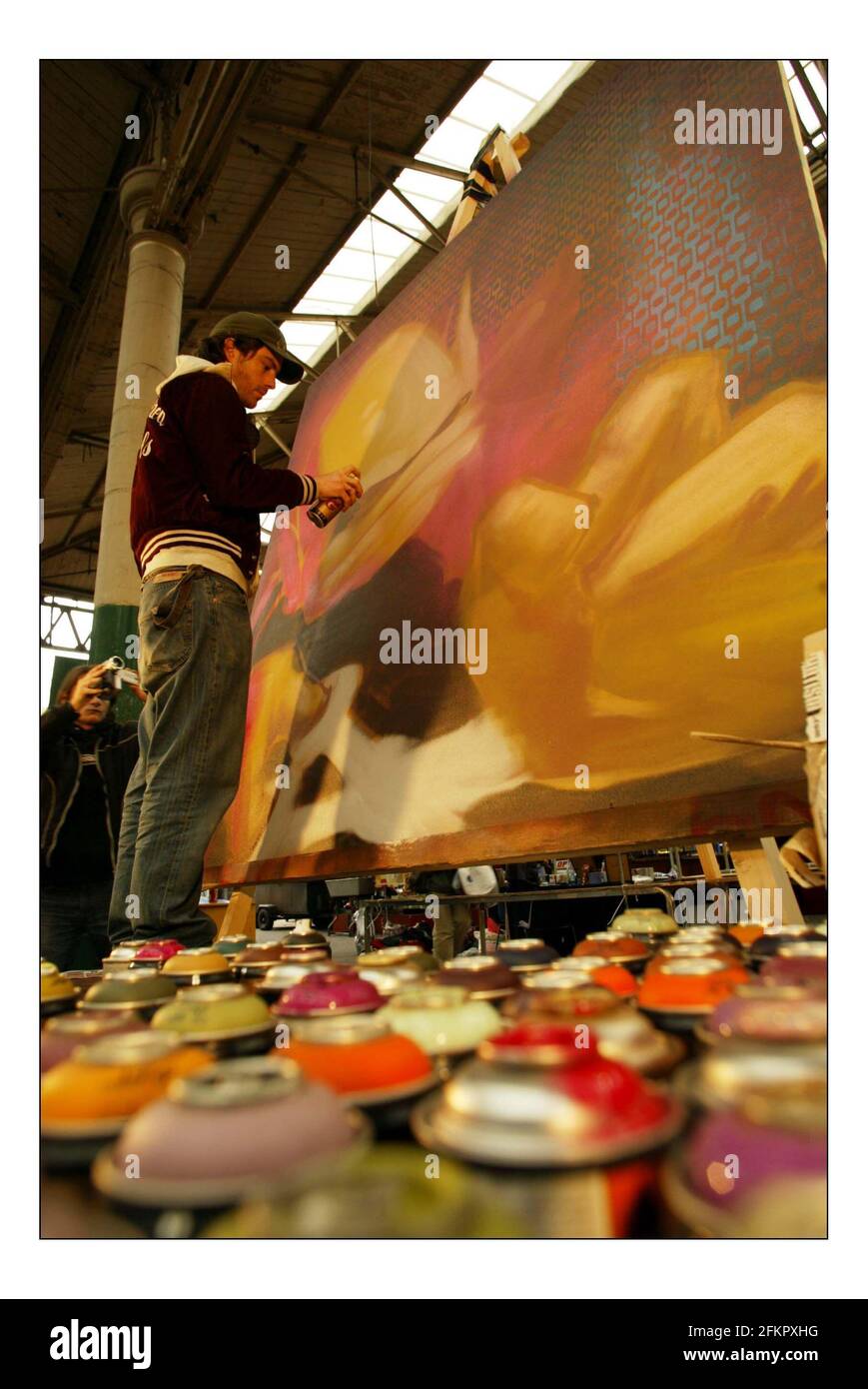 'Reso' - der gebürtige Franzose trat bei der Art Rat am Spitalsfield Market in London auf - eine landesweite Suche nach aufstrebenden Urban Artists und Designern durch den Samsung Fun Club. Die Gewinnerentwürfe stehen zum Download als Handy Wallpaper zur Verfügung.PR Zac auf Shine 07979 691 418 oder 0207 553 3748 pic David Sandison 27/10/2004 Stockfoto