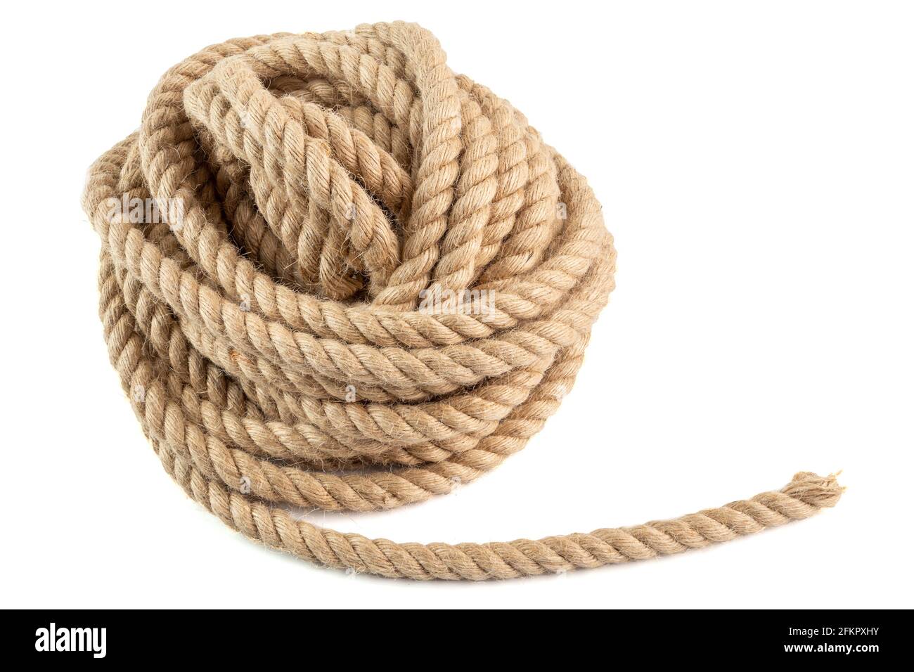 Spule aus natürlichem 10 mm Jute Hessian Seil geflochten Twisted isoliert auf weißem Hintergrund. Stockfoto