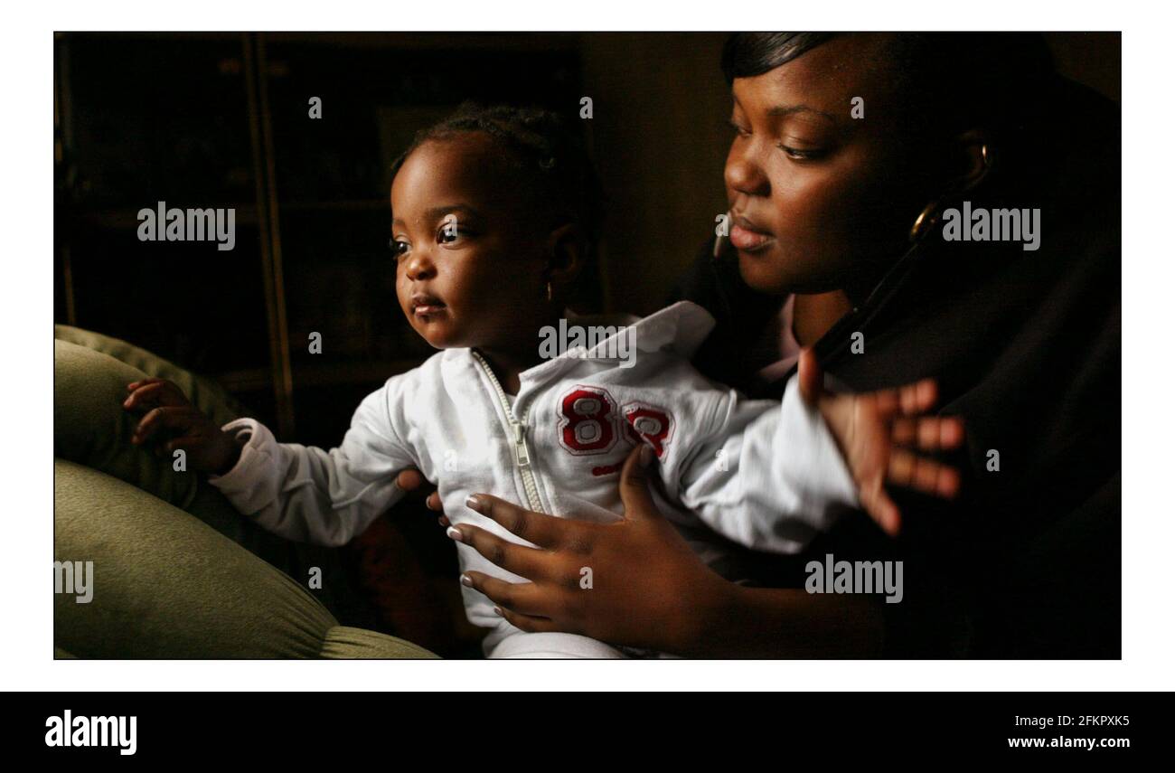 Teenagermutter Renee Mc Farlane 18 mit ihrer Tochter Serena Harde 16 Monate zu Hause in Süd-London.pic David Sandison 29/10/2004 Stockfoto