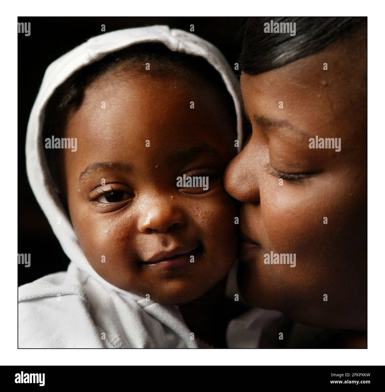 Teenagermutter Renee Mc Farlane 18 mit ihrer Tochter Serena Harde 16 Monate zu Hause in Süd-London.pic David Sandison 29/10/2004 Stockfoto