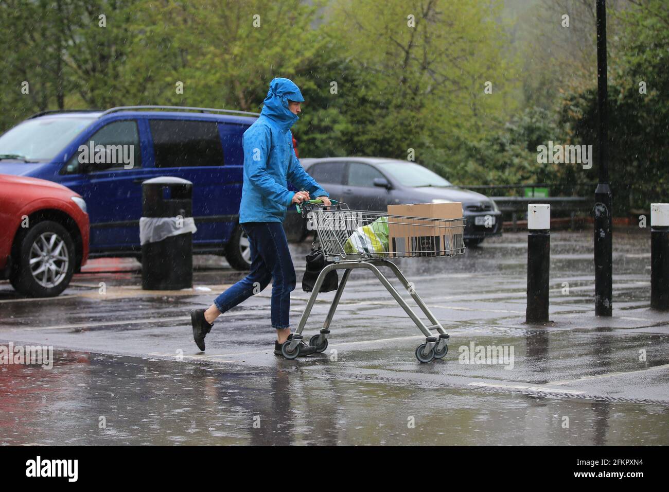 Stroud, Großbritannien, 3. Mai 2021. Wetter in Großbritannien. Stürmische Winde und Regen treffen die Käufer am Montag an den Feiertagen in Stroud, Gloucestershire. Kredit: Gary Learmonth / Alamy Live Nachrichten Stockfoto