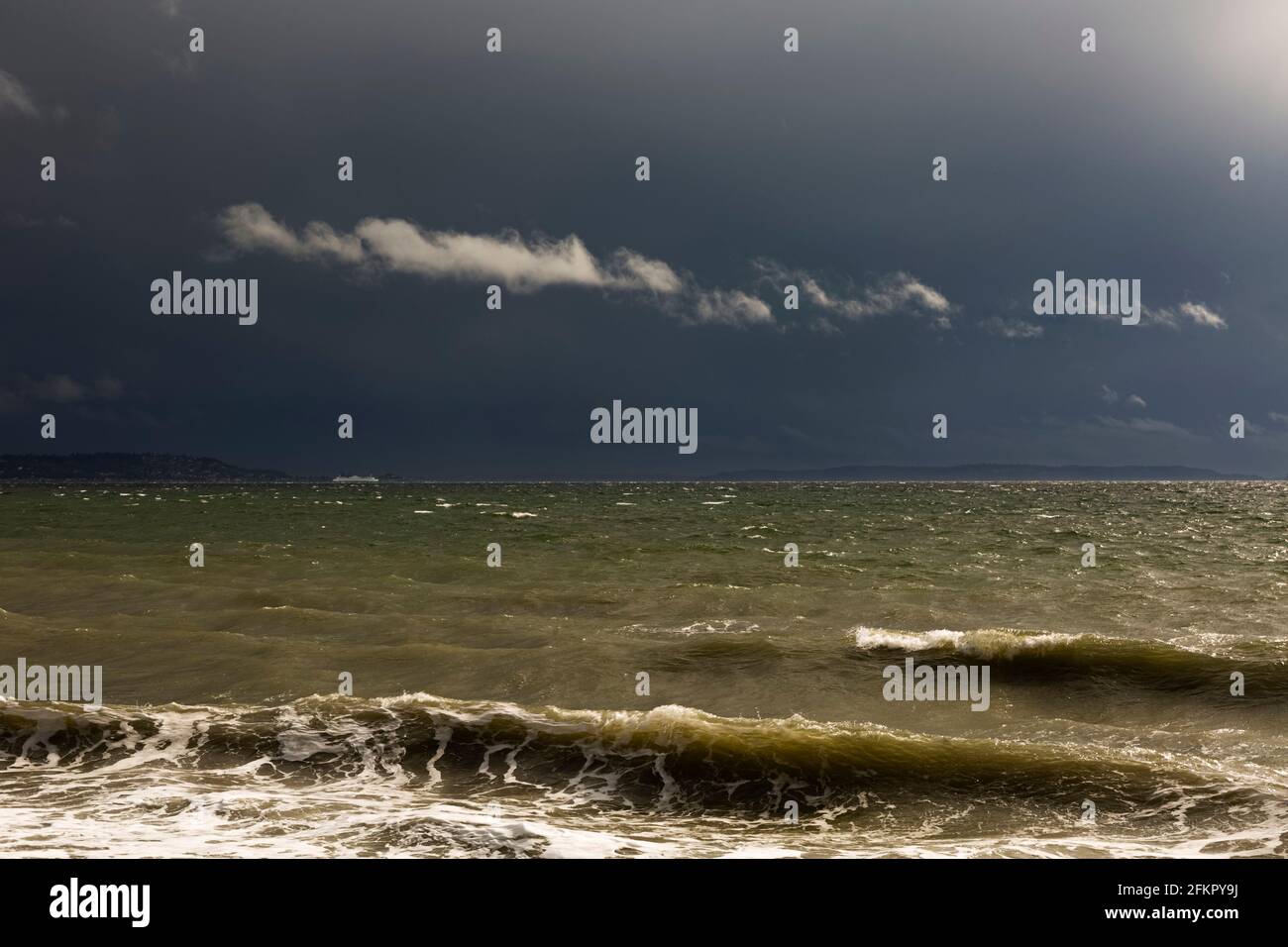 WA19510-00...WASHINGTON - EINE Pause in den Wolken an einem stürmischen Tag am West Point im Discovery Park von Seattle. Stockfoto