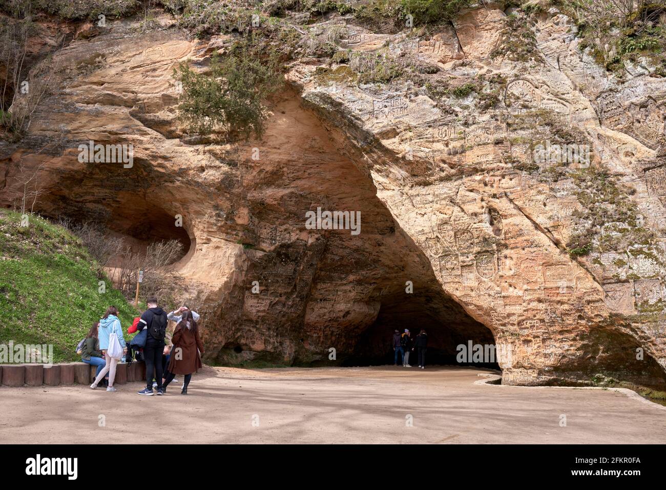 Menschen in und in der Gutman-Höhle in Sigulda Lettland Stockfoto