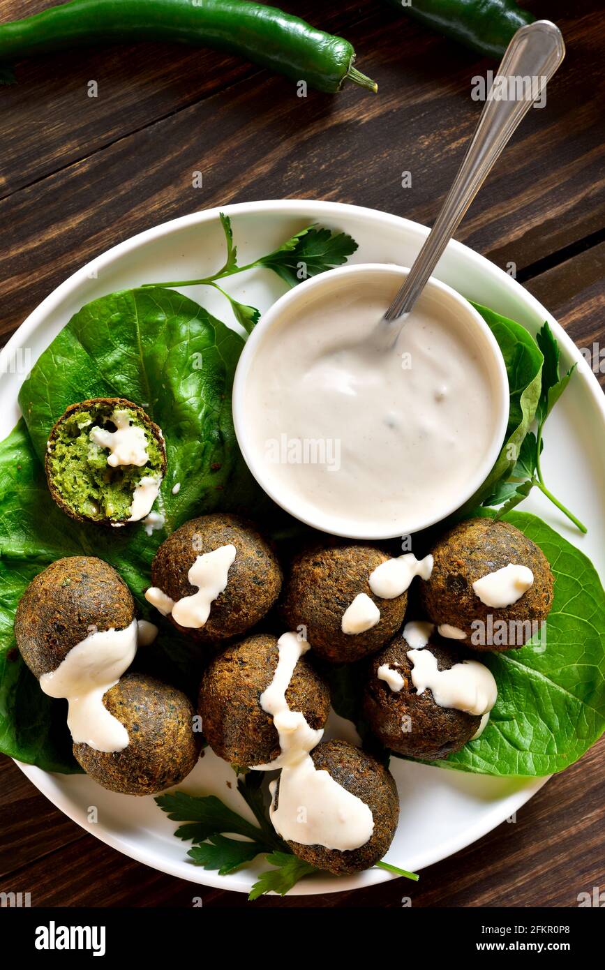 Falafel-Kugeln. Frittierte Kugeln aus gemahlenen Kichererbsen. Traditionelle Gerichte aus dem Nahen Osten. Holzhintergrund, Draufsicht, flach liegend, Nahaufnahme Stockfoto