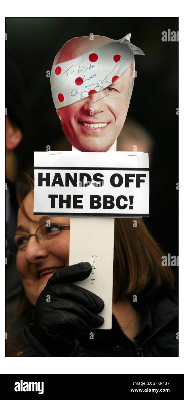 Mitarbeiter der BBC White City) inszenierte eine Walkout-Demo. Um 12 Uhr heute zur gleichen Zeit wie Mitarbeiter der BBC-Zentren im ganzen Land.Bild David Sandison 5/2/2004 Stockfoto