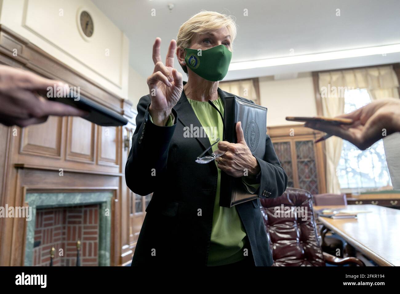 Washington, Usa. Mai 2021. Die US-Energieministerin Jennifer Granholm spricht nach einer Diskussionsrunde an der Howard University in Washington, DC, USA, am Montag, den 3. Mai, 2021. Die Veranstaltung fand statt, um die Notwendigkeit von Vielfalt in den Bereichen Wissenschaft, Technologie, Ingenieurwesen und Mathematik (STEM) zu diskutieren und Investitionen in den American Jobs Plan von Präsident Biden zu skizzieren, die wissenschaftliche und forschende Innovationen an historisch schwarzen Colleges und Universitäten fördern. Foto von Stefani Reynolds/UPI Credit: UPI/Alamy Live News Stockfoto