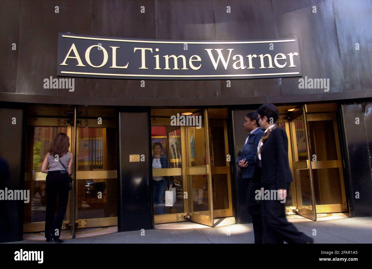 New York City, USA. Oktober 2003. Das Hauptquartier von AOL Time Warner im Rockefeller Center wird am 13. Oktober 2003 gesehen. Das Medienkonglomerat kündigte an, dass es das belagerte AOL von seinem Namen fallen lassen werde, um auf Just Time Warner zurückzugehen. (Foto von Richard B. Levine) Quelle: SIPA USA/Alamy Live News Stockfoto