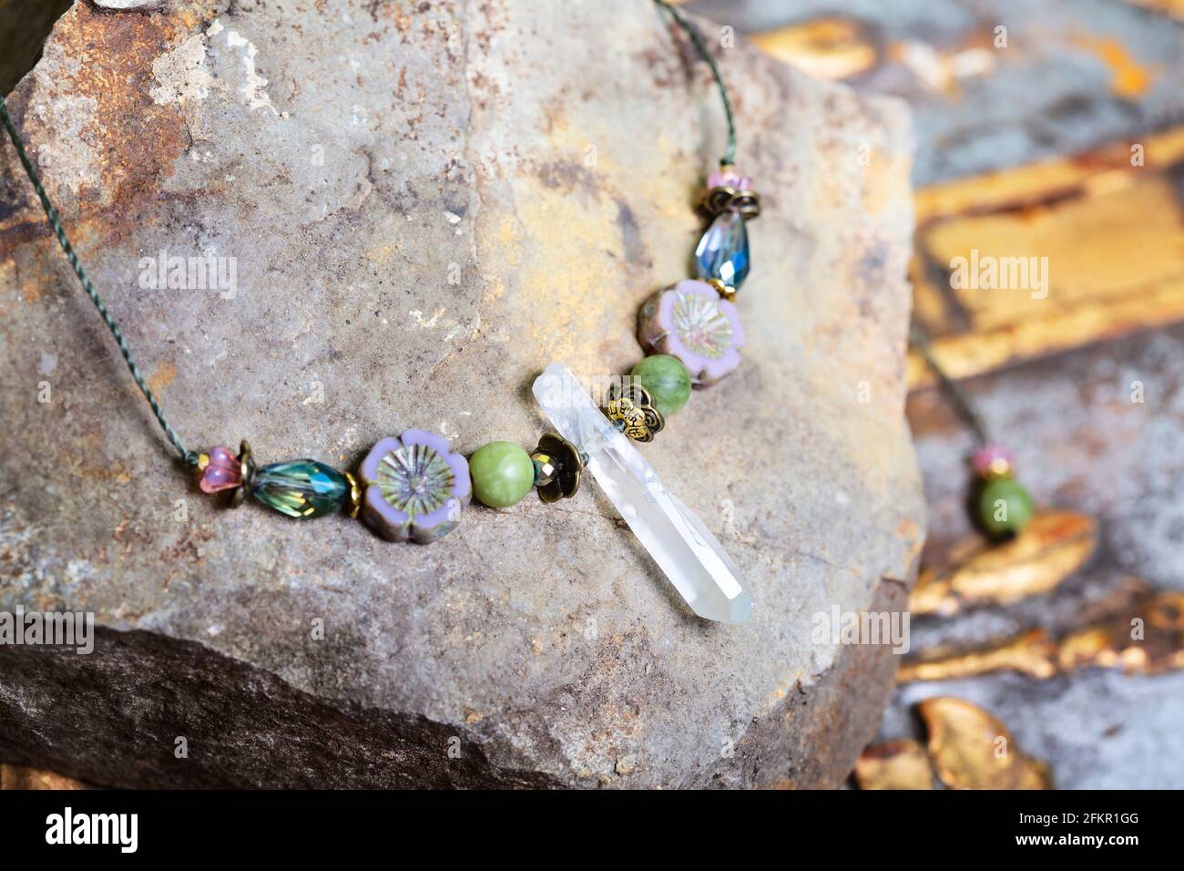 Kristall Quarz romantische Prinzessin Halskette aus Märchen auf Stein Hintergrund Stockfoto