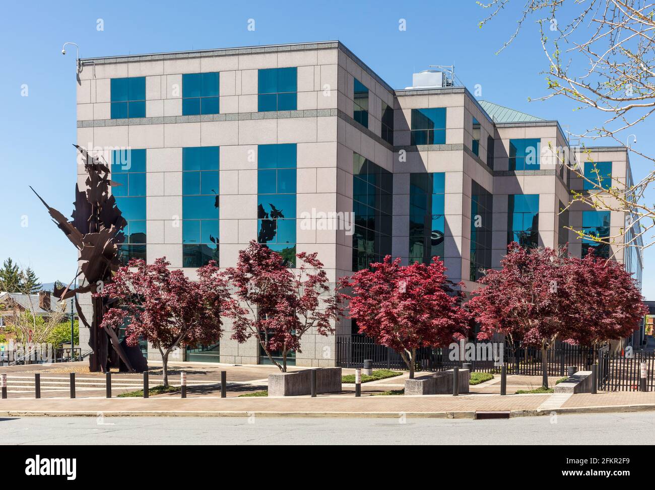 ASHEVILLE, NC, USA-1. MAI 2021: Veach-Baley Federal Complex, angrenzend an das US Federal Courthouse. Seite des Gebäudes. Frühling, sonnig. Stockfoto