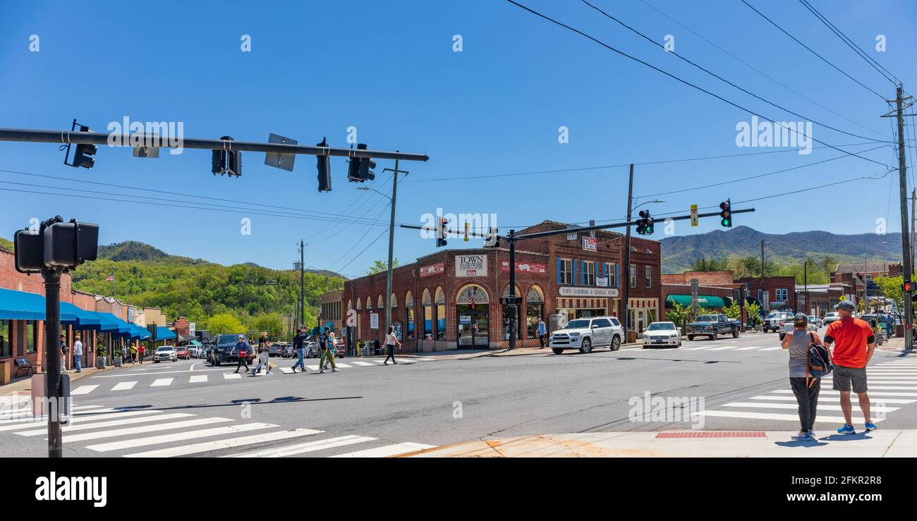 BLACK MOUNTAIN, NC, USA-1. MAI 2021: Weitansicht der Kreuzung State Street mit Cherry Street, Town Hardware. Sonniger Frühlingstag. Menschen. Stockfoto