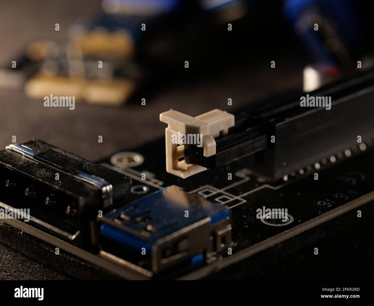 Riser für das Mining auf Videokarte. Gerät zum Sammeln einer Bergbaufarm. Mining Board.MicroCircuit zum Anschluss von Videokarten. Selektiver Fokus. Makro. Stockfoto