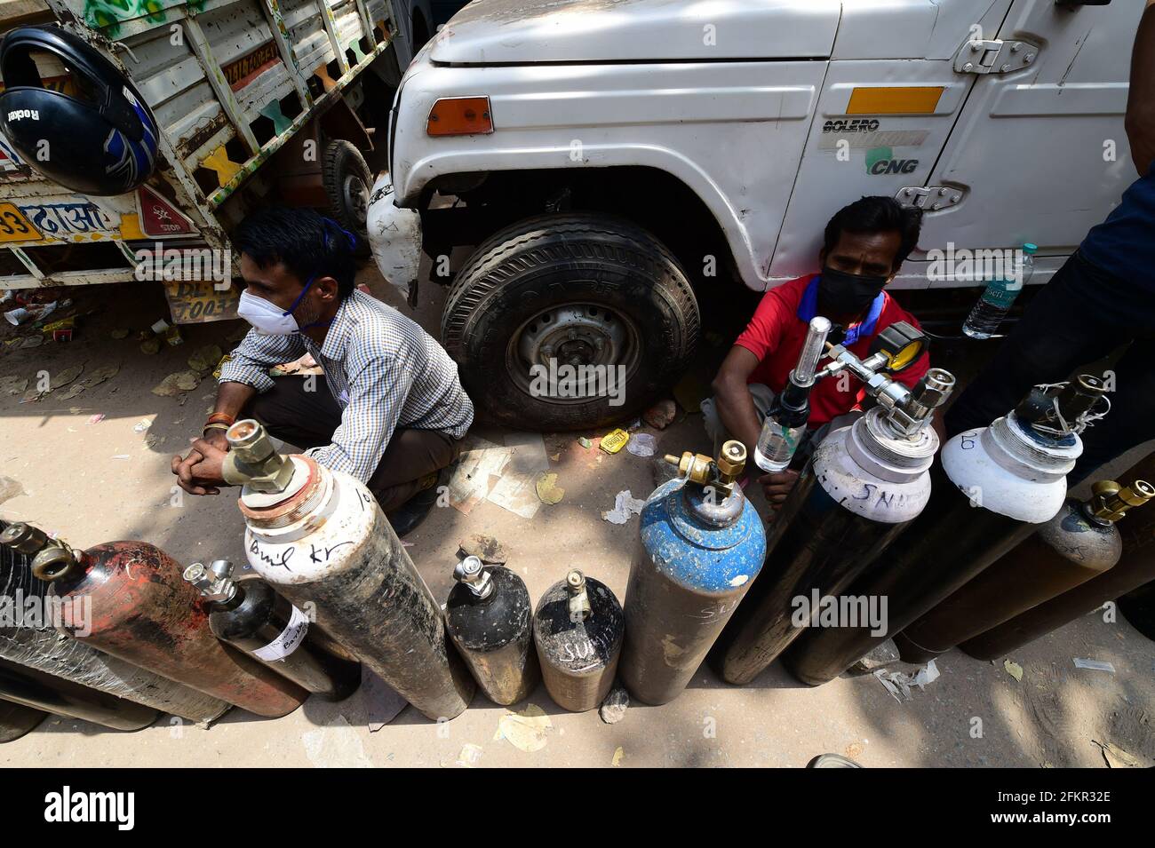 Neu-Delhi, Indien. Mai 2021. Familienmitglieder von COVID-19-Patienten warten am Montag, den 3. Mai, in Neu-Delhi, Indien, vor einem Sauerstofffüllzentrum, um ihre leeren Flaschen aufzufüllen, da die Nachfrage nach Gas aufgrund eines Anstiegs der Coronavirus-Fälle steigt. 2021. Foto von Abhishek/UPI Credit: UPI/Alamy Live News Stockfoto