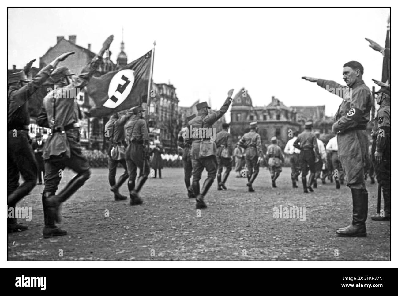 Adolf Hitler 1930er Jahre grüßt die S.A. die "private Armee" von Adolf Hitler, Sturmabteilung, besser bekannt als die SA. Die SA wurden 1921 gegründet und waren aufgrund ihrer braunen Uniform als ‘Brownshirts’ bekannt. Adolf Hitler der oberste Führer der verbotenen S.A. bei der Inspektion einer marschvergangenheit mit Nazi-Hakenkreuzflaggen in Braunschweig. Deutschland Adolf Hitler Reichskanzler, Braunschweig Deutschland Datum April 1932 Stockfoto