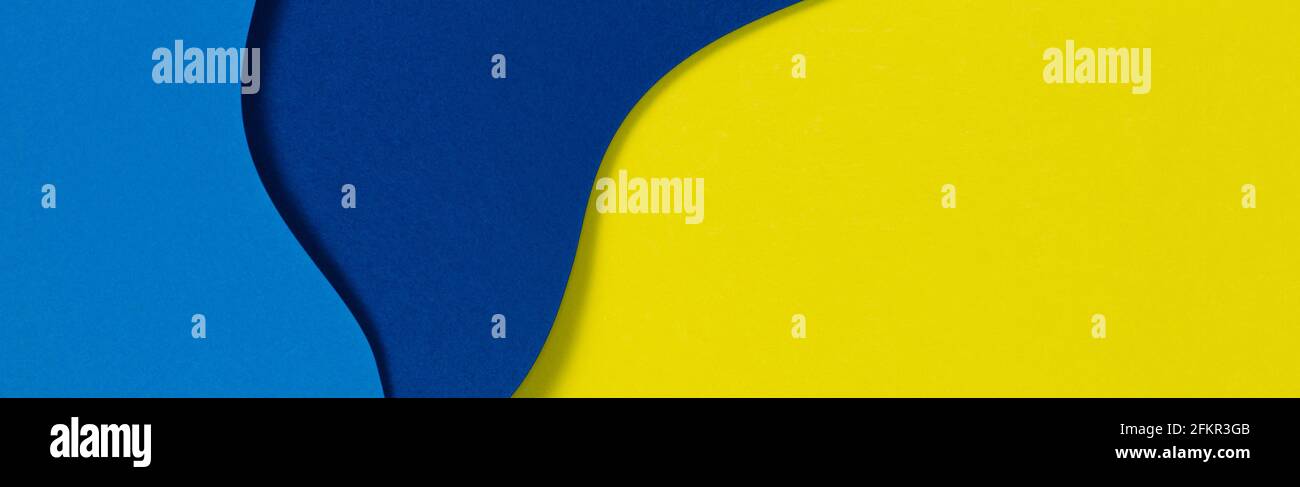 Abstrakte Farbe Papiere Geometrie flach Lay Komposition Hintergrund mit blauen und gelben Tönen Stockfoto