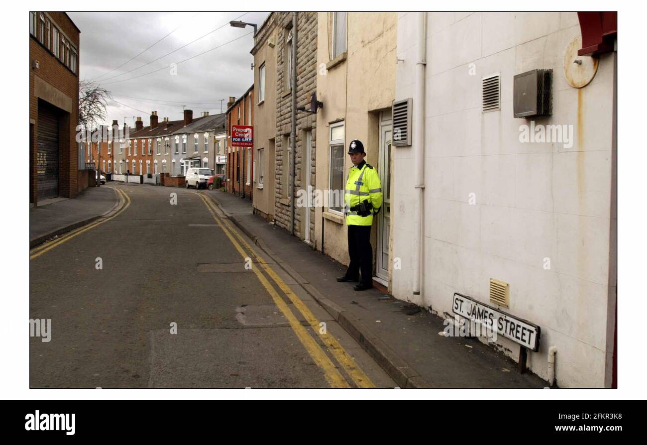 Gloucester Die Polizei fand eine kleine Menge Sprengstoff in einem Haus, das nach den Anti-Terror-Gesetzen überfallen wurde.Pic David Sandison 28/11/2003 Stockfoto