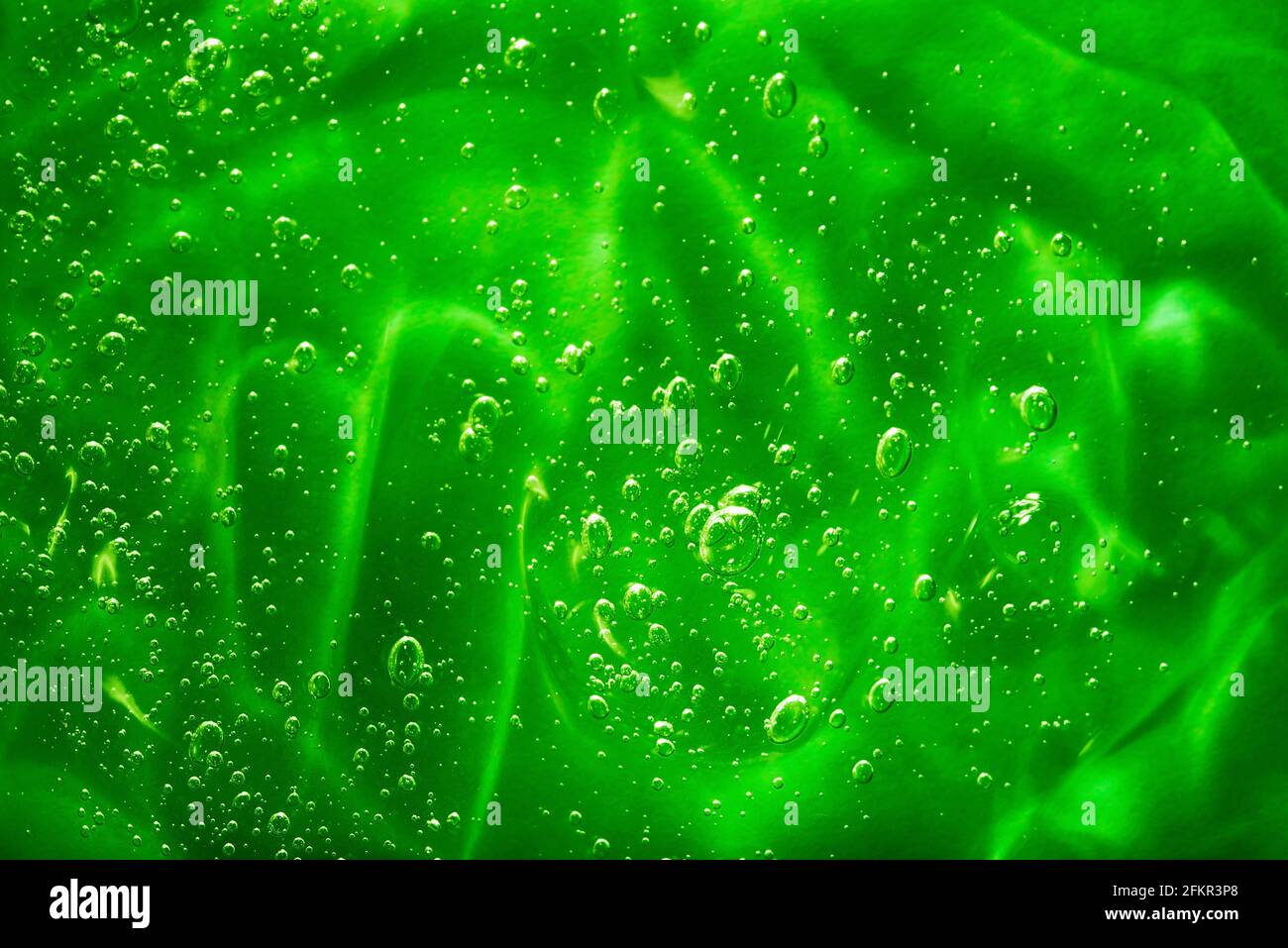 Nahaufnahme Makro Aloe Vera Gel kosmetische Textur grünen Hintergrund mit Blasen. Zitronengras Gel Hautpflegeprodukt. Antibakterielle Flüssigkeit mit Aloe Vera, Moi Stockfoto